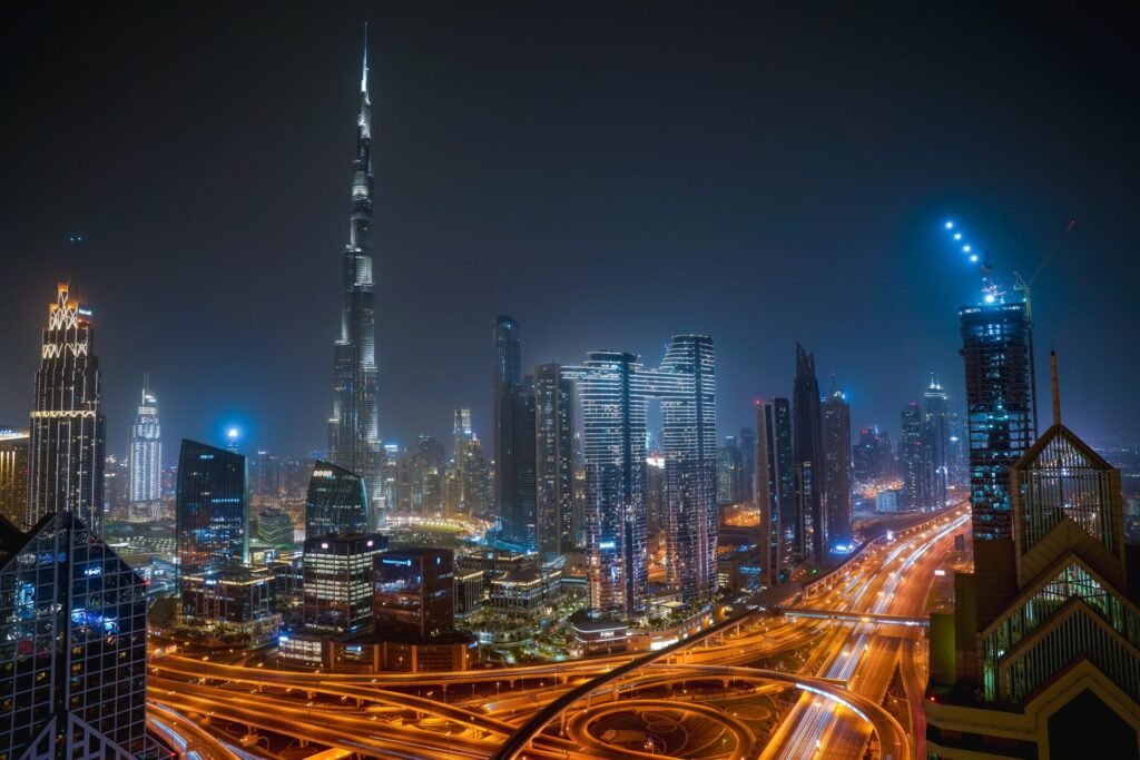 Imagem tirada de frente do burj khalifa durante a noite em dubai