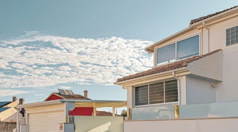 Foto de uma casa branca