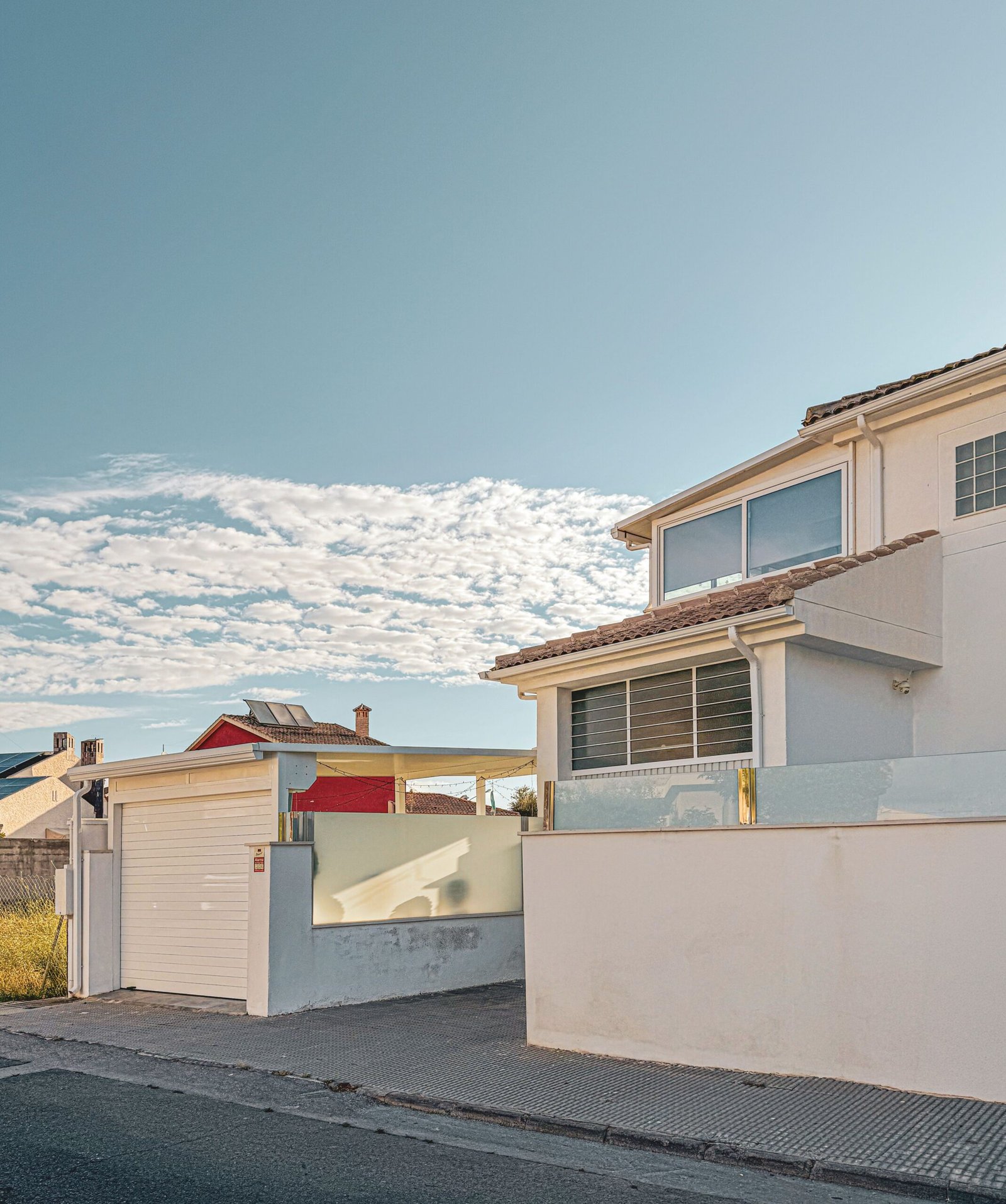 Como anunciar uma casa na internet? Guia prático para vender mais rápido Foto de uma casa branca