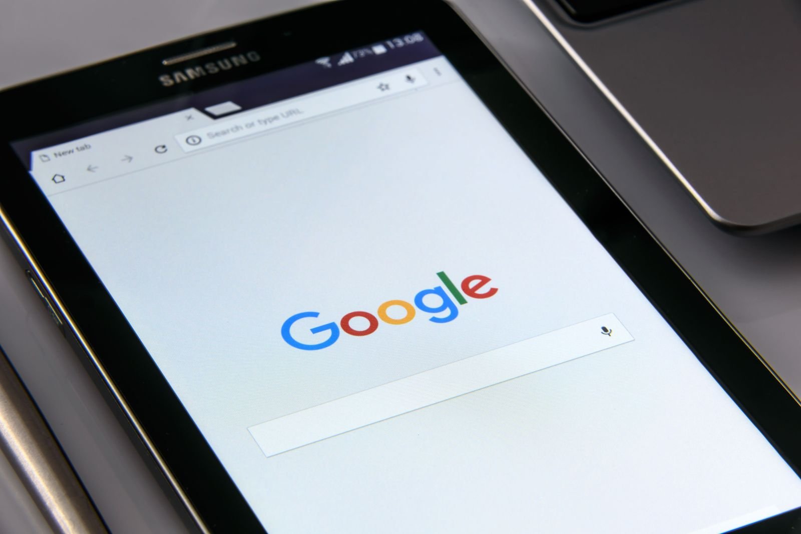 Ferramentas IA para Google Ads: 8 Recursos que Podem Melhorar as Campanhas Tablet com a pagina do google aberta