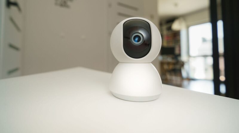 câmara de vigilância em cima de uma mesa