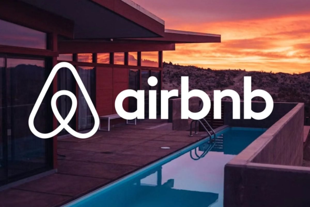 Como Ganhar Dinheiro com Airbnb: Guia Completo para Proprietários que Querem Começar Foto de uma casa com piscina de fundo e Airbnb escrito por cima