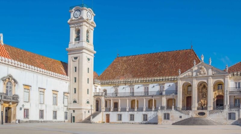 Fotografia da frente da Universidade de Coimbra