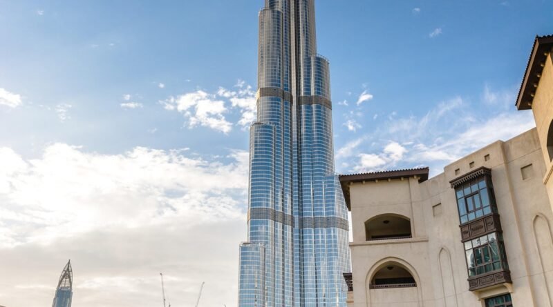 Imagem tirada de frente do burj khalifa durante o dia em dubai