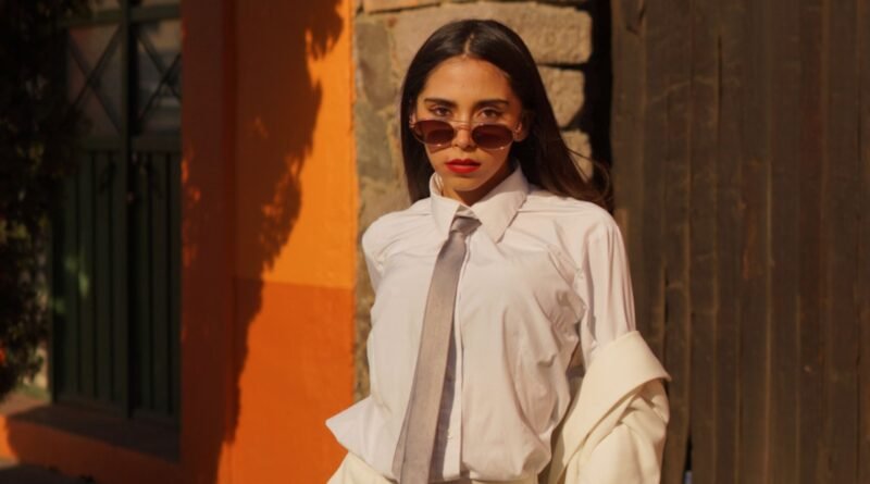 Mulher a pousar para a foto com ar confiante