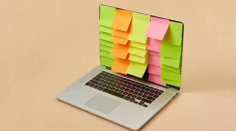 Computador com o ecra cheio de postites