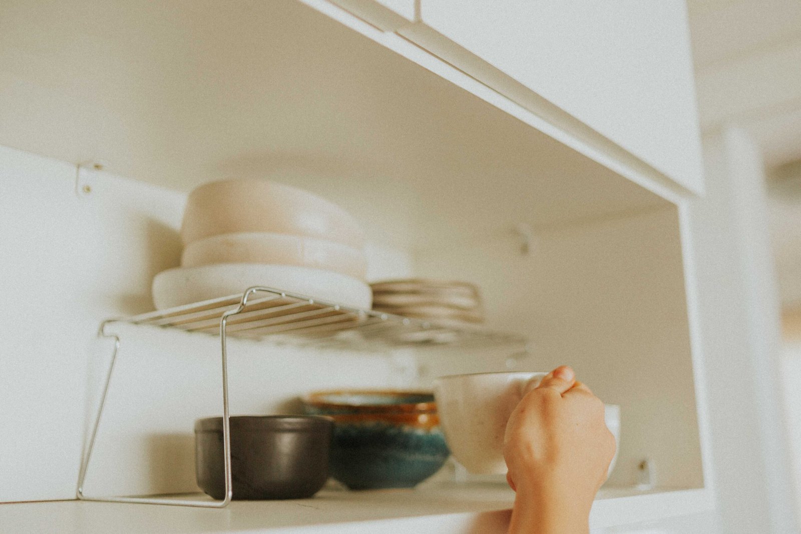 Como Organizar a Casa em 7 Passos Simples (Sem Stress e Sem Perder Horas) Organizador de pratos e chávenas