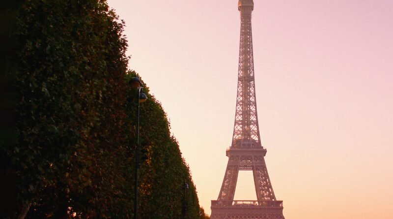 Fotografia de longe da torre eiffel num pôr do sol