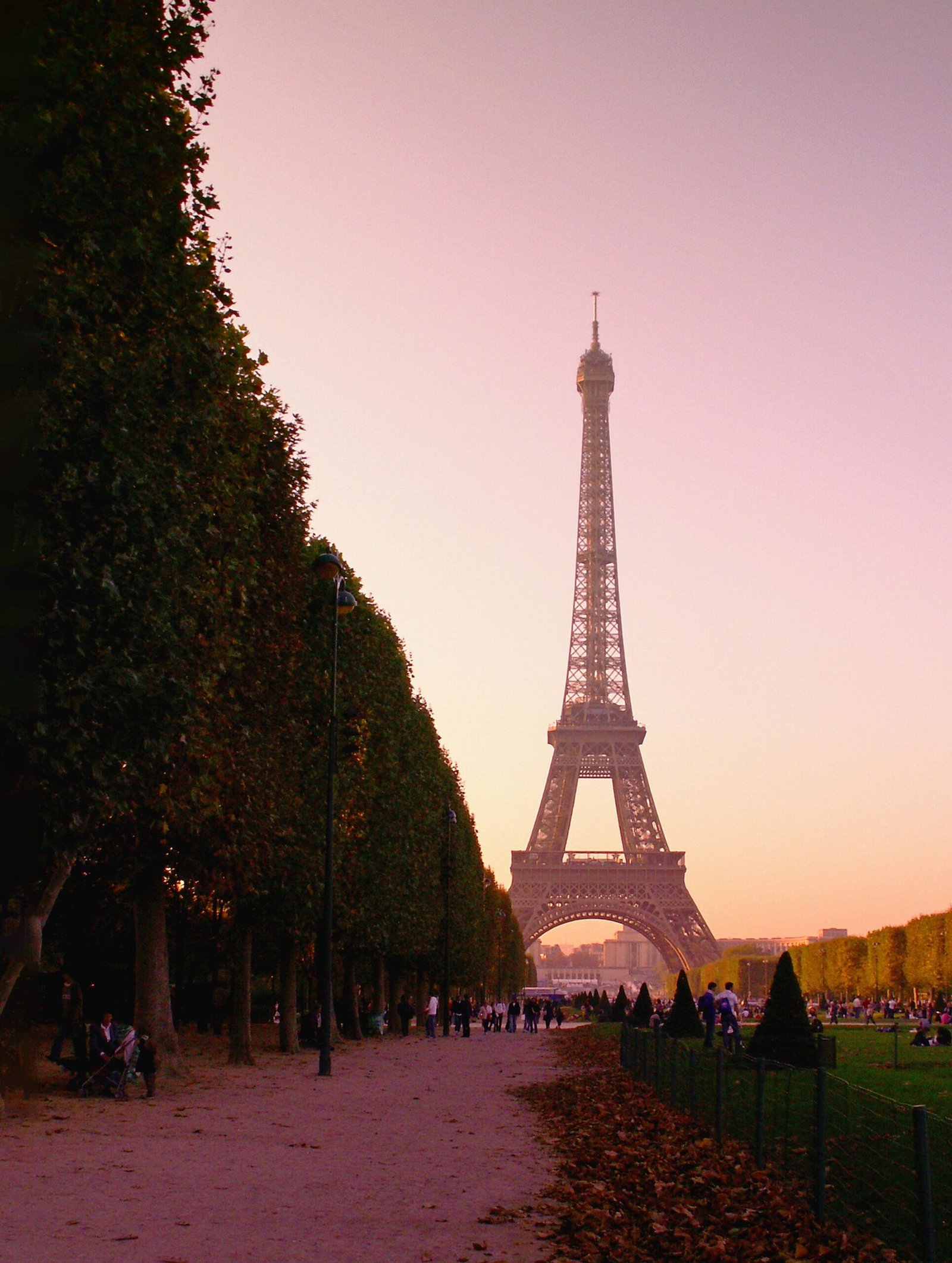 Visitar Paris: O Roteiro Perfeito para 3, 4 ou 5 Dias na Cidade Luz Fotografia de longe da torre eiffel num pôr do sol