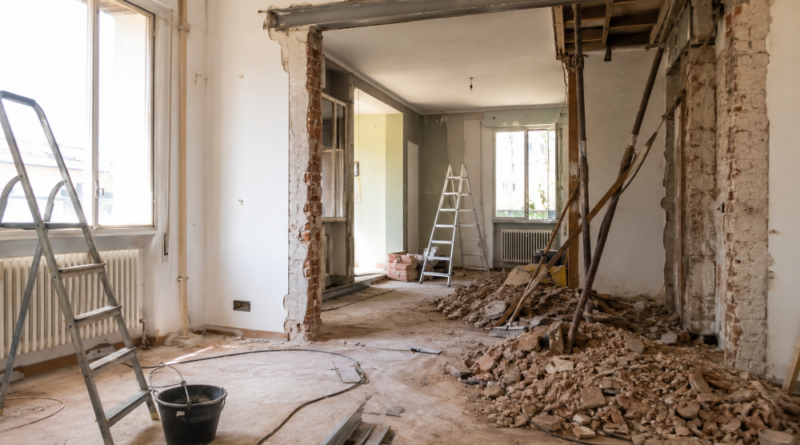 divisão da casa por remodelar, com paredes destruídas